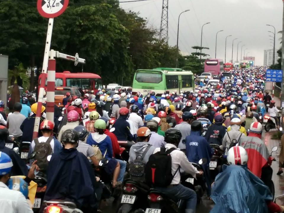 
Giao th&ocirc;ng t&ecirc; liệt ở cầu B&igrave;nh Triệu 2
