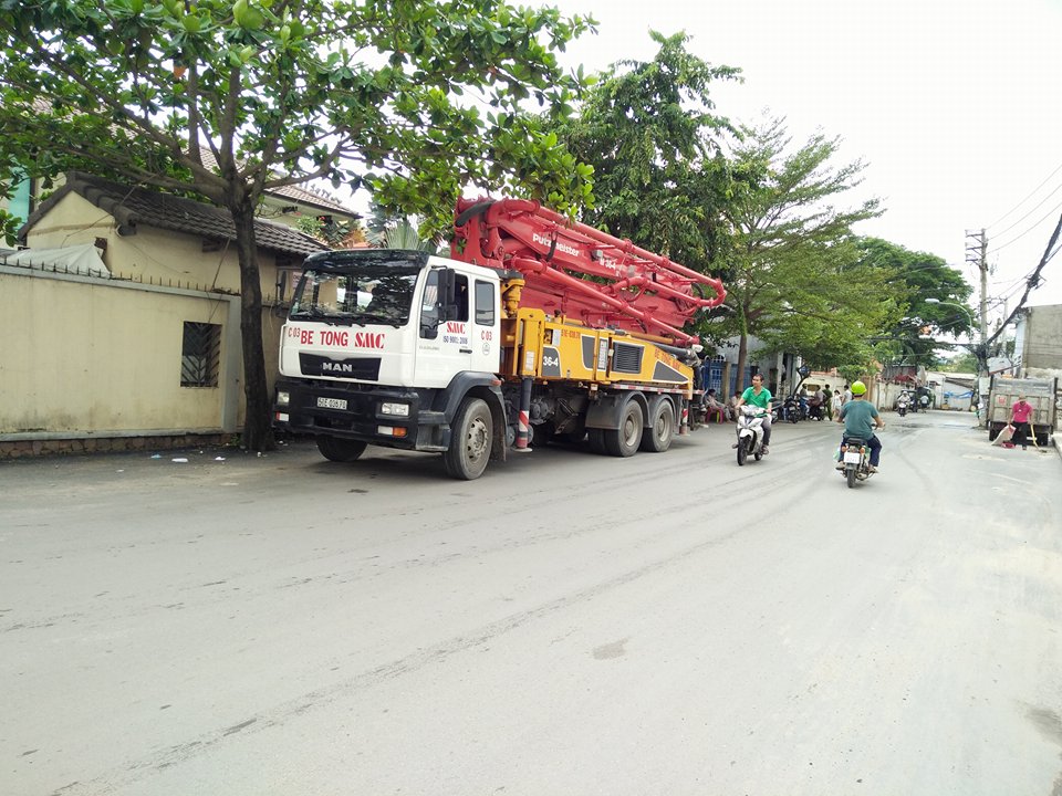 Chiếc xe bồn va vào trụ cứu hỏa khiến nước chảy lênh láng Thảo Điền