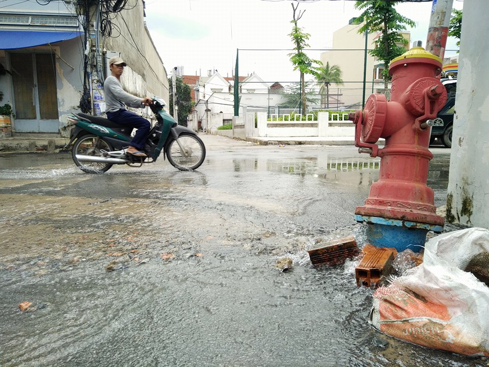 Nước từ trụ cứu hóa chảy ra lênh láng