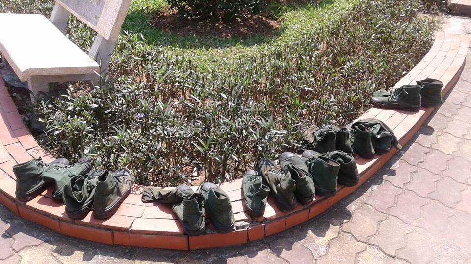 
Những đ&ocirc;i giầy bộ đội ng&acirc;m trong nước khi vớt c&aacute;
