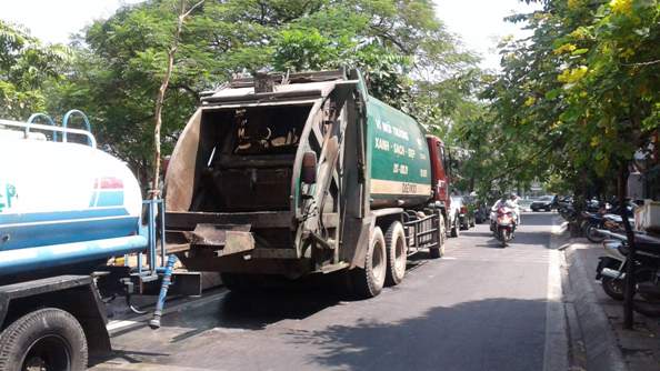 Xe của c&ocirc;ng ty m&ocirc;i trường đến chở c&aacute;