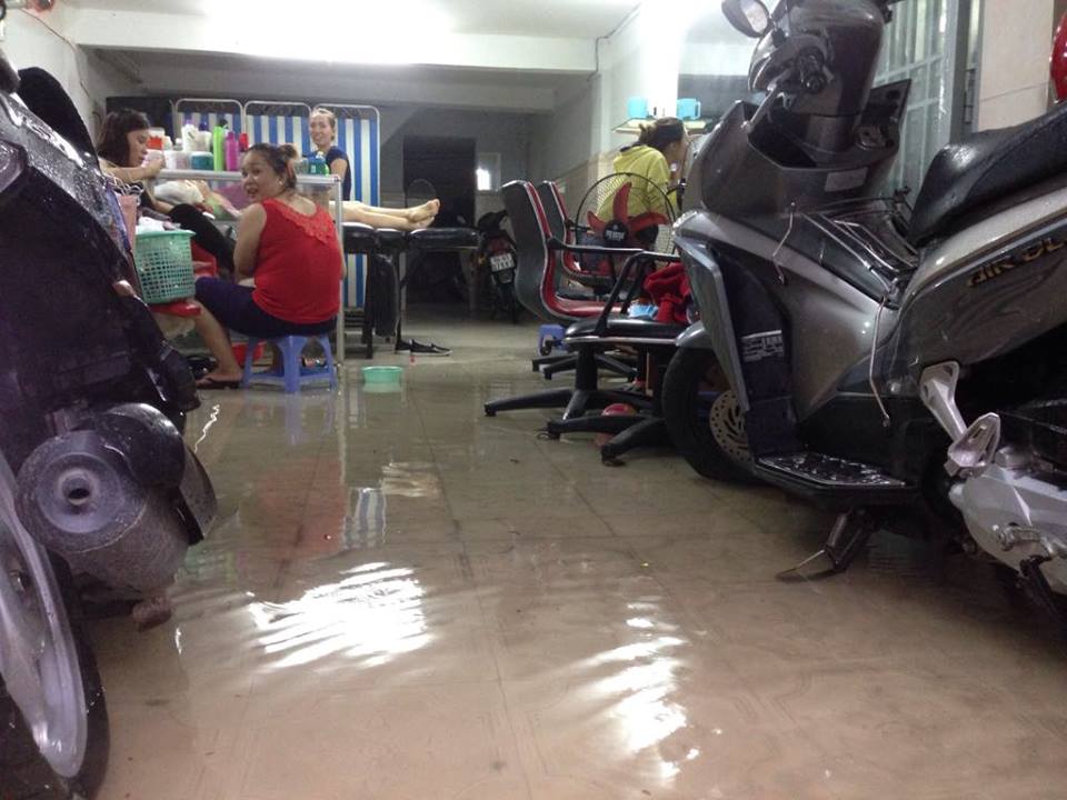 Và sức người đành chịu thua bà thủy. Nhiều nhà dân ở đường D1 ngập nước