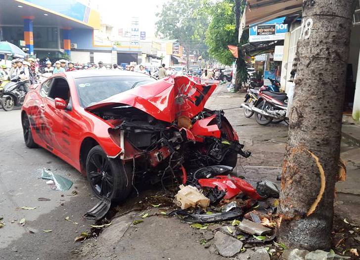 “Xế hộp” tông kinh hoàng vào gốc cây, tài xế gục tại chỗ
