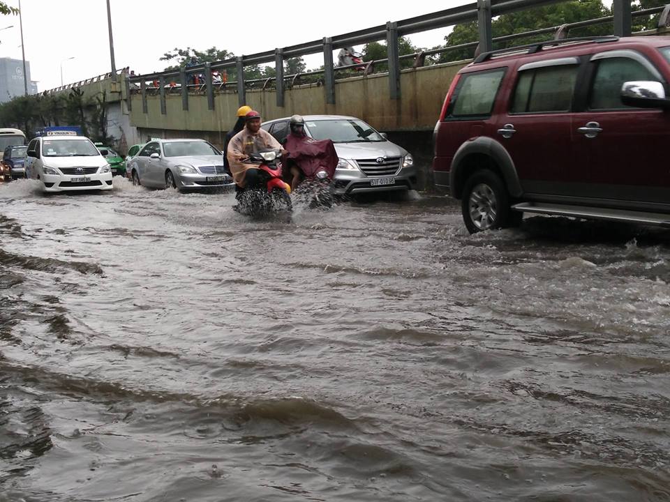 Xe máy bắt đầu lặp lại điệp khúc chết máy vì ngập