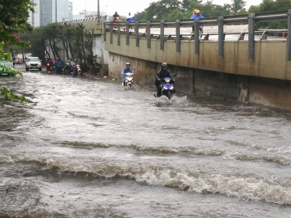 Mưa nhẹ kết hợp triều cường đã nhấn chìm con đường Nguyễn Hữu Cảnh vào lúc 16 giờ chiều nay