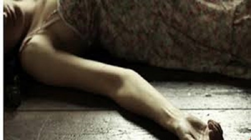 Bé gái buông thả và 2 gã trai làng cơ hội