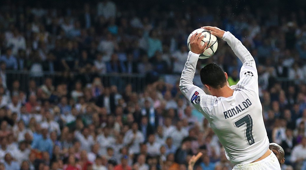 Tranh cãi quanh tình huống Ronaldo úp rổ vào lưới Hart