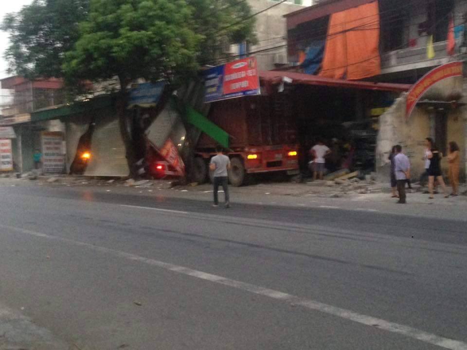 "Hung thần xa lộ" xuyên thủng 3 nhà dân