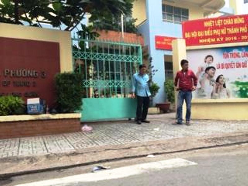 Bên ngoài trụ sở UBND phường 3, quận 11 nơi xảy ra vụ việc
