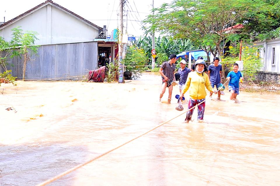 
Đến 15 giờ chiều nay, nhiều người d&acirc;n vẫn chưa thể trở về nh&agrave;

