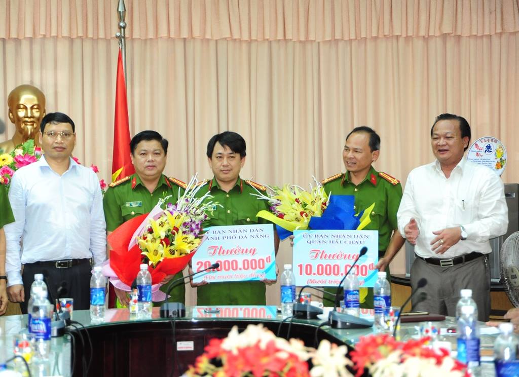 Công an quận Hải Châu được UBND TP Đà Nẵng thưởng nóng 20 triệu đồng vì thành tích bắt băng nhóm đòi nợ thuê