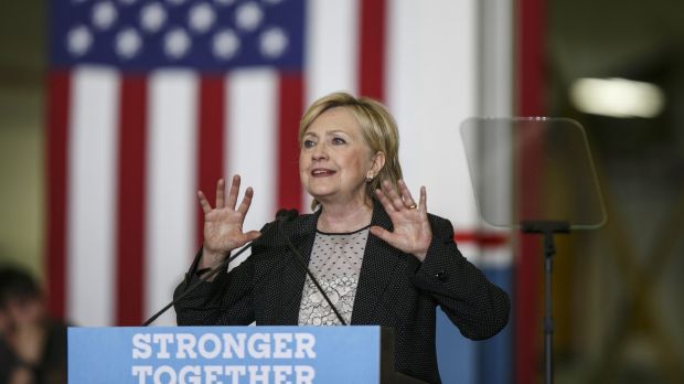Vũ khí mới của bà Clinton khiến ông Trump "câm nín"