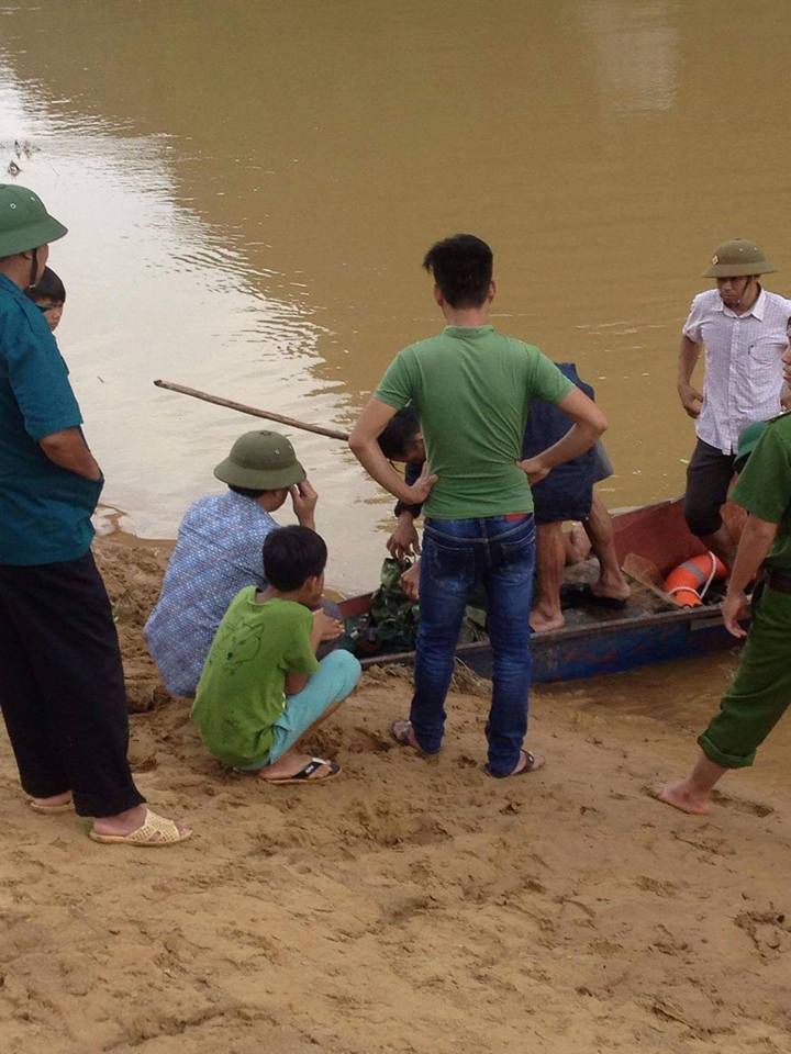 Chính quyền địa phương và người dân đang triển khai công tác tìm kiếm thi thể nạn nhân