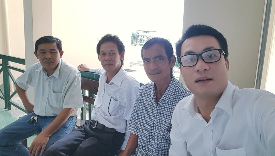 Ông Huỳnh Văn Nén (thứ 2 từ phải sang) cùng các LS trong giờ giải lao giữa buổi thương lượng (Ảnh: LS Quynh)