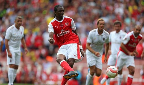 Kanu lập hat-trick, huyền thoại Arsenal hạ Milan 4-2