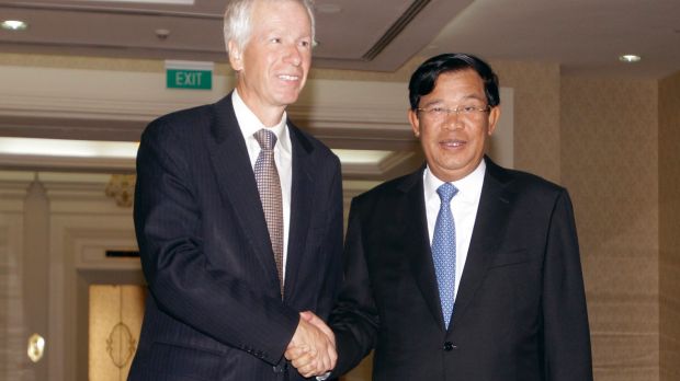Thủ tướng Campuchia Hun Sen (phải) và Ngoại trưởng Canada Stephane Dion. Ảnh: AP
