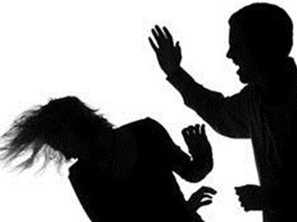 Đánh bạn gái nhập viện vì không chịu vào khách sạn ngủ cùng