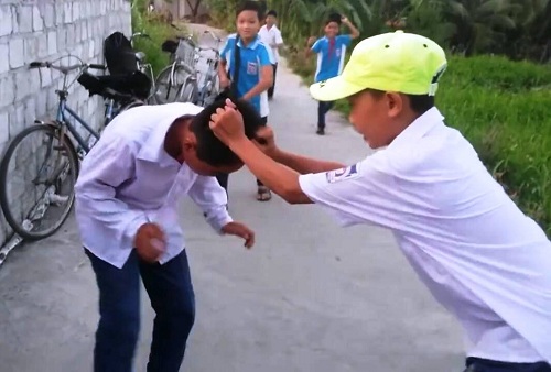 
H&igrave;nh ảnh em học sinh bị đ&aacute;nh - Ảnh cắt từ clip
