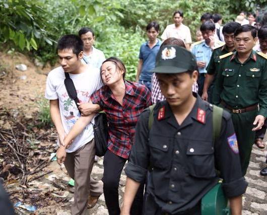 Người nhà khóc ngất khi thấy thi thể 3 sĩ quan tử nạn
