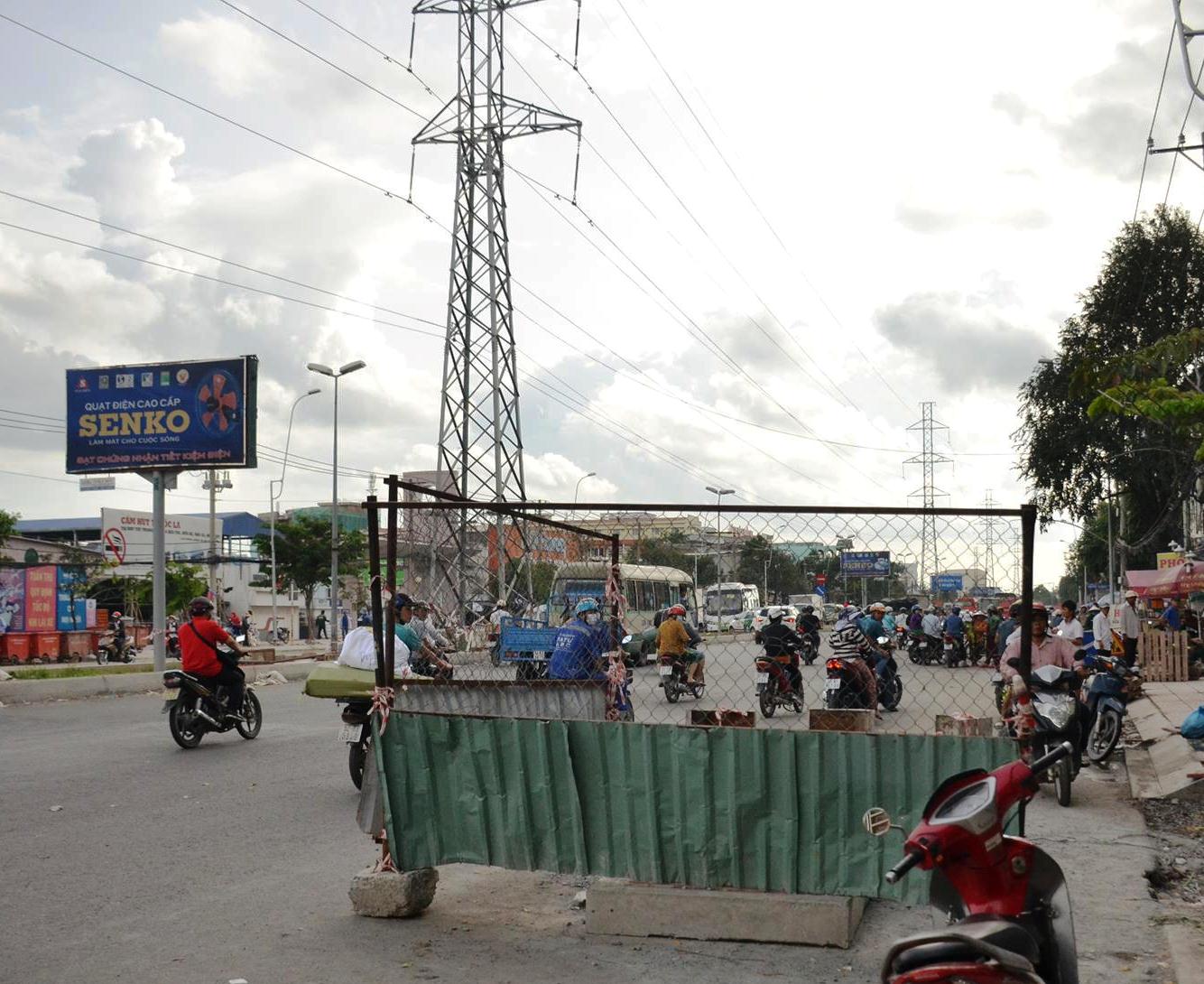 Xung quanh miệng hố sau khi xảy ra vụ việc cũng mới được r&agrave;o chắn