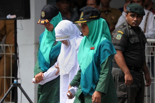 Ngoại tình, cô gái Indonesia lãnh đủ 100 roi đau đớn