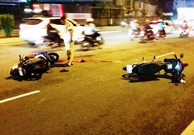 Hiện trường vụ hai xe máy tông nhau trên đường Phạm Văn Đồng