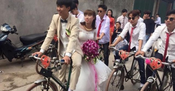 Màn rước dâu bằng “ngựa sắt” khiến cư dân mạng "điên đảo"