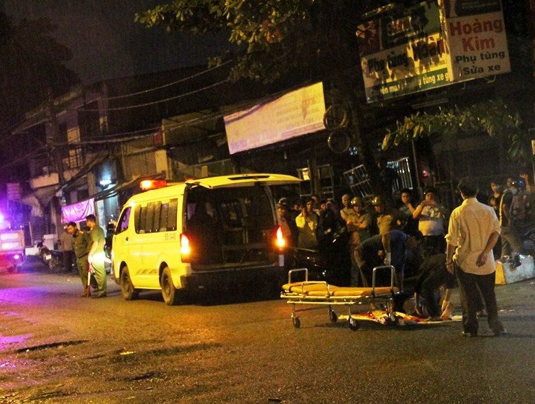
Thi thể nạn nh&acirc;n được đưa khỏi hiện trường
