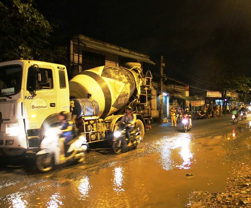 Chết oan mạng trên con đường xuống cấp giữa Sài Gòn