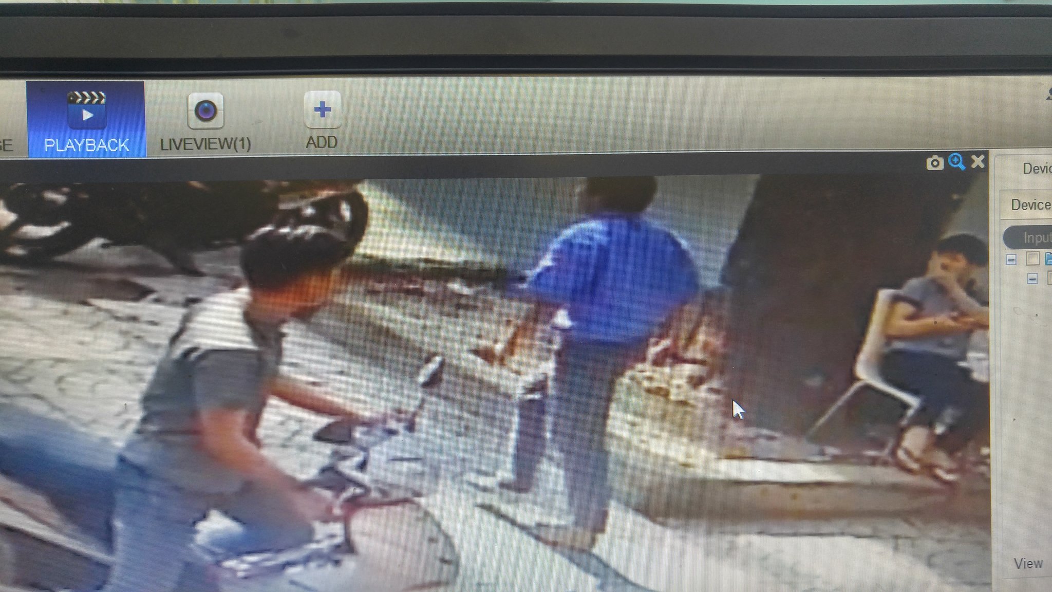 T&agrave;i xế Tư sau khi đ&acirc;m tr&uacute;ng ngực anh Hưng đ&atilde; bỏ đi.
