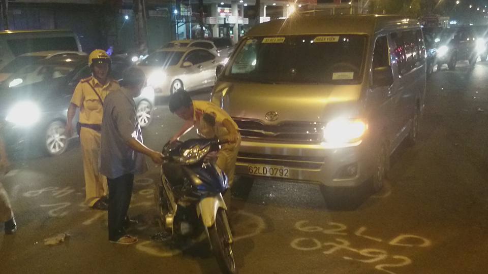 Xe máy bị xe khách tông thẳng trên đường Trường Chinh