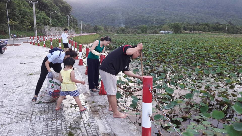 Người dân tham gia hưởng ứng chiến dịch thu gom rác