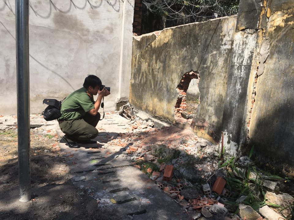 Đục tường chui ra