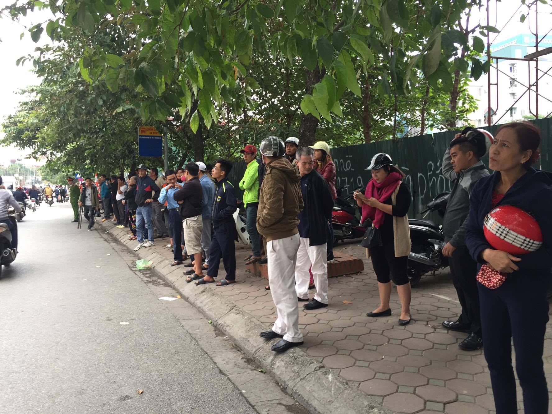 
Đ&atilde; sang ng&agrave;y 2-11 nhưng nhiều người d&acirc;n vẫn đứng trước 4 căn nh&agrave; ch&aacute;y đen v&igrave; lửa
