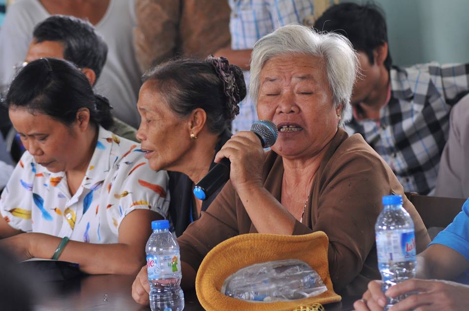 Hàng trăm hộ dân kéo lên xã đòi… điện