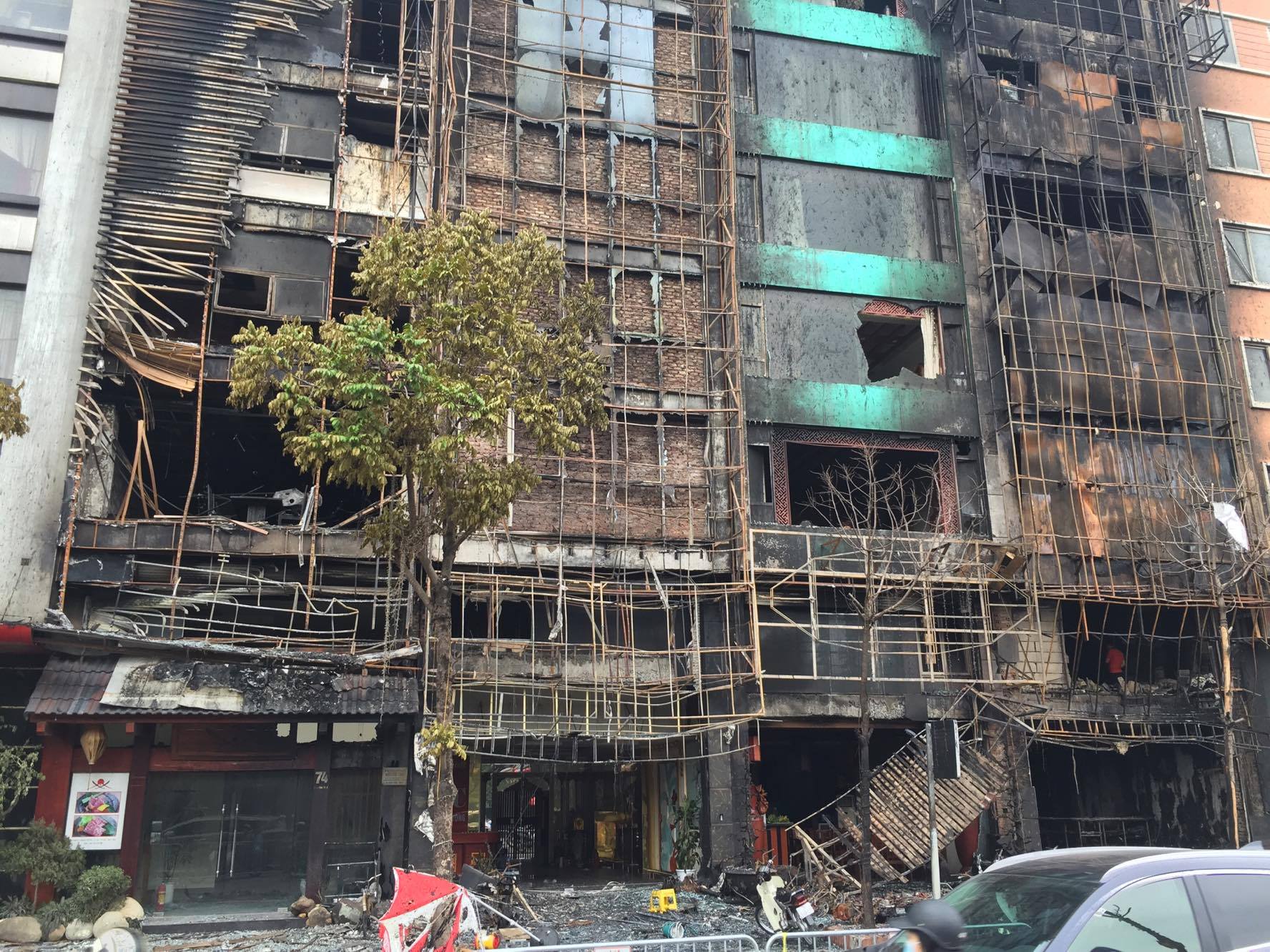 
Vụ ch&aacute;y xảy ra tại c&aacute;c số nh&agrave; 68, 70, 72, 74 tr&ecirc;n đường Trần Th&aacute;i T&ocirc;ng

