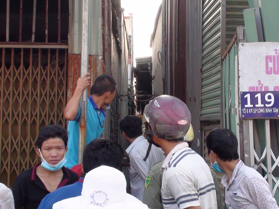 
Hiện trường nơi ph&aacute;t hiện nạn nh&acirc;n trong tư thế treo cổ
