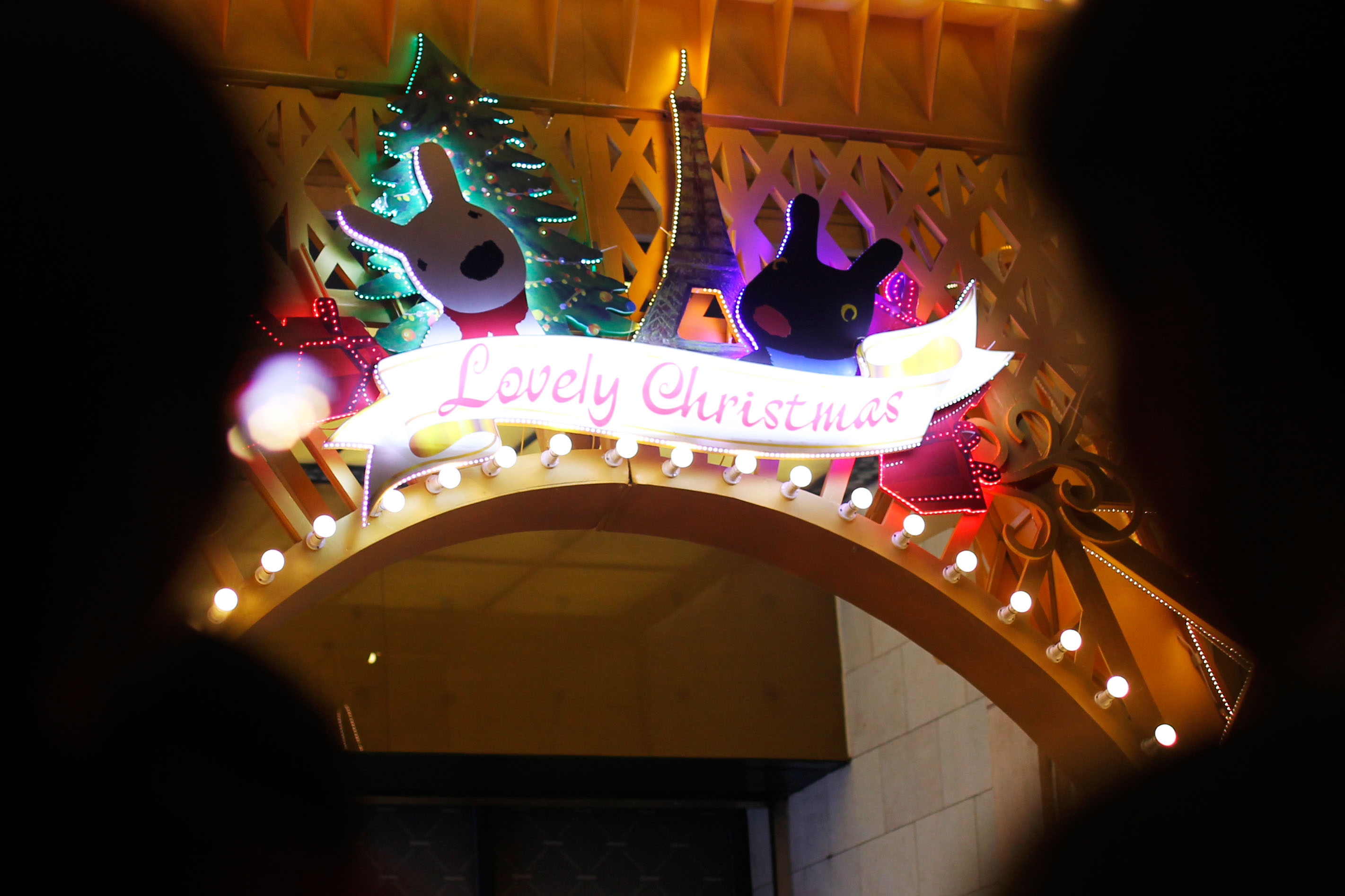 Trung tâm Diamond Plaza (quận 1) có cách thiết kế giáng sinh độc đáo với chủ đề Lovely Chirstmas.