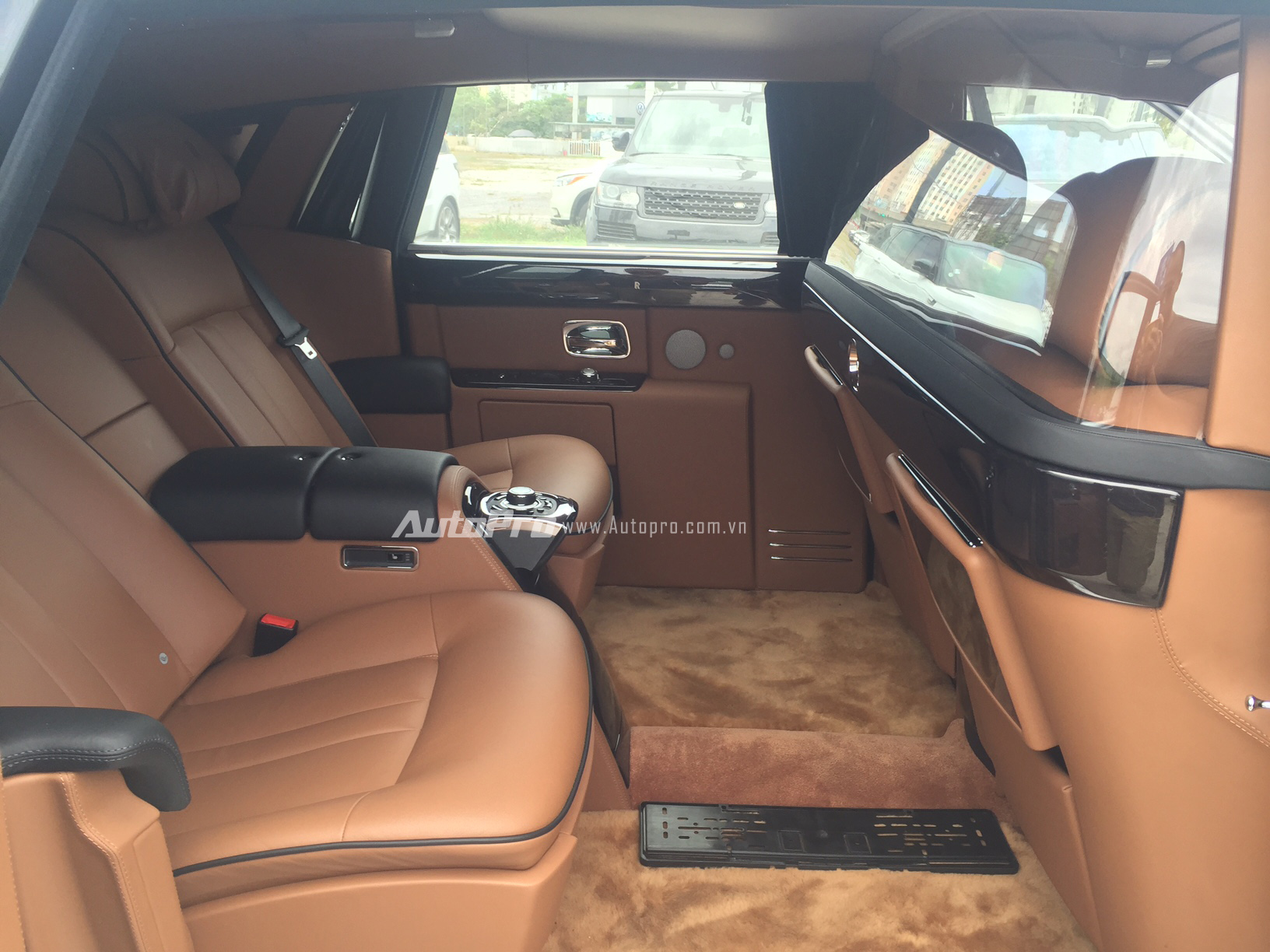 Cận cảnh Rolls-Royce Phantom với thiết kế hai khoang riêng biệt