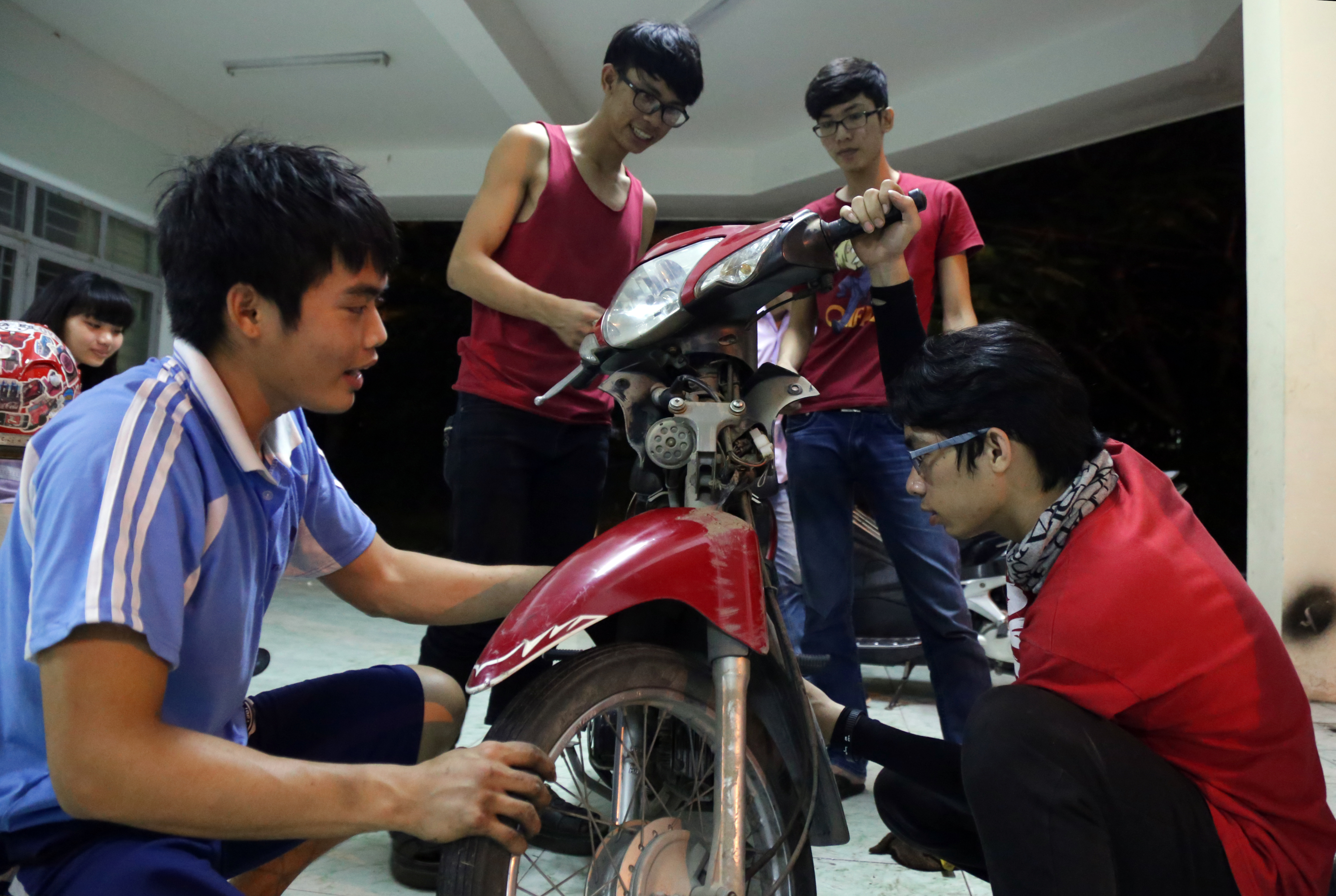 2 chàng trai Bách Khoa nghĩa hiệp giữa tâm ngập Sài Gòn