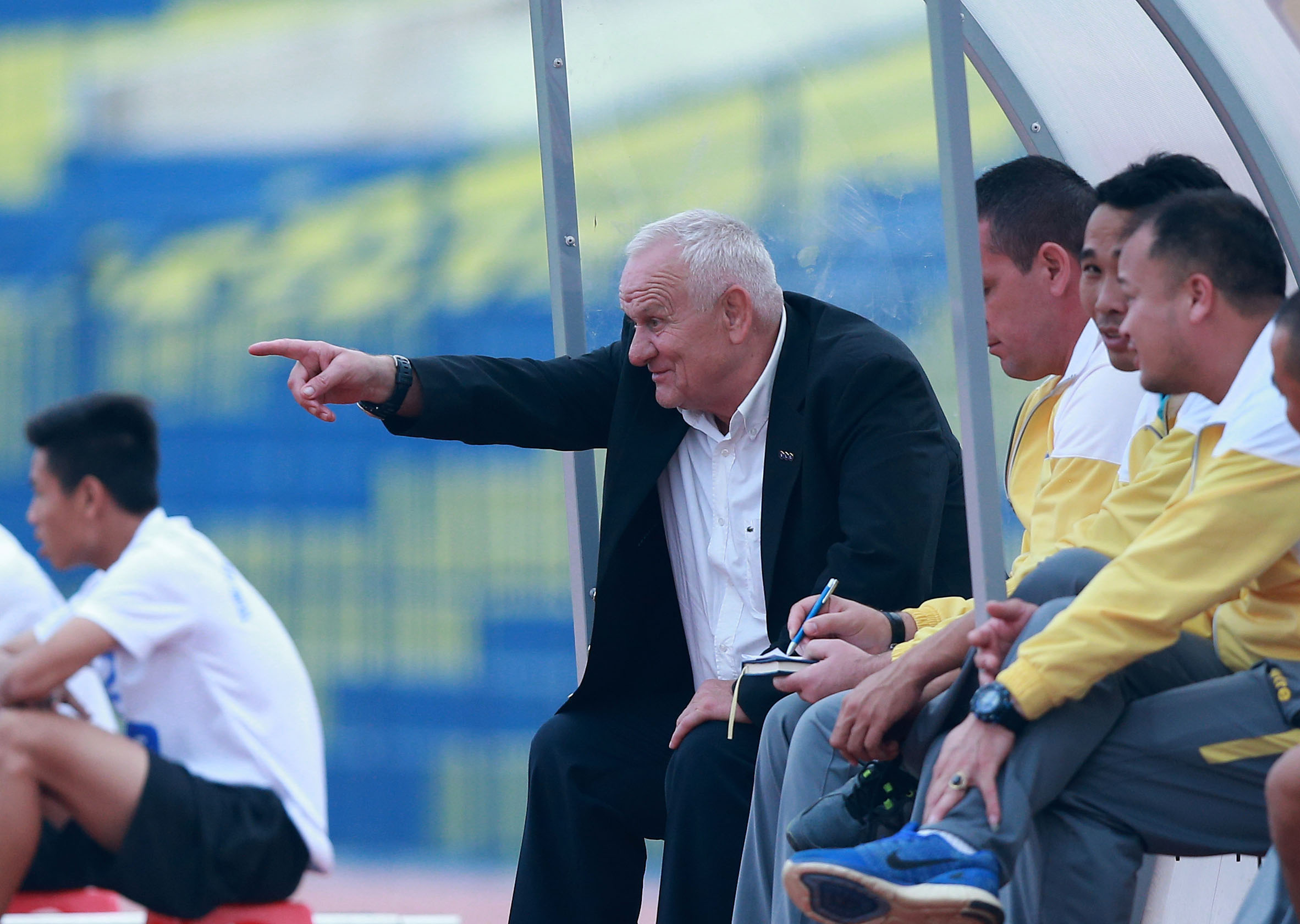 HLV ngoại trở lại V-League
