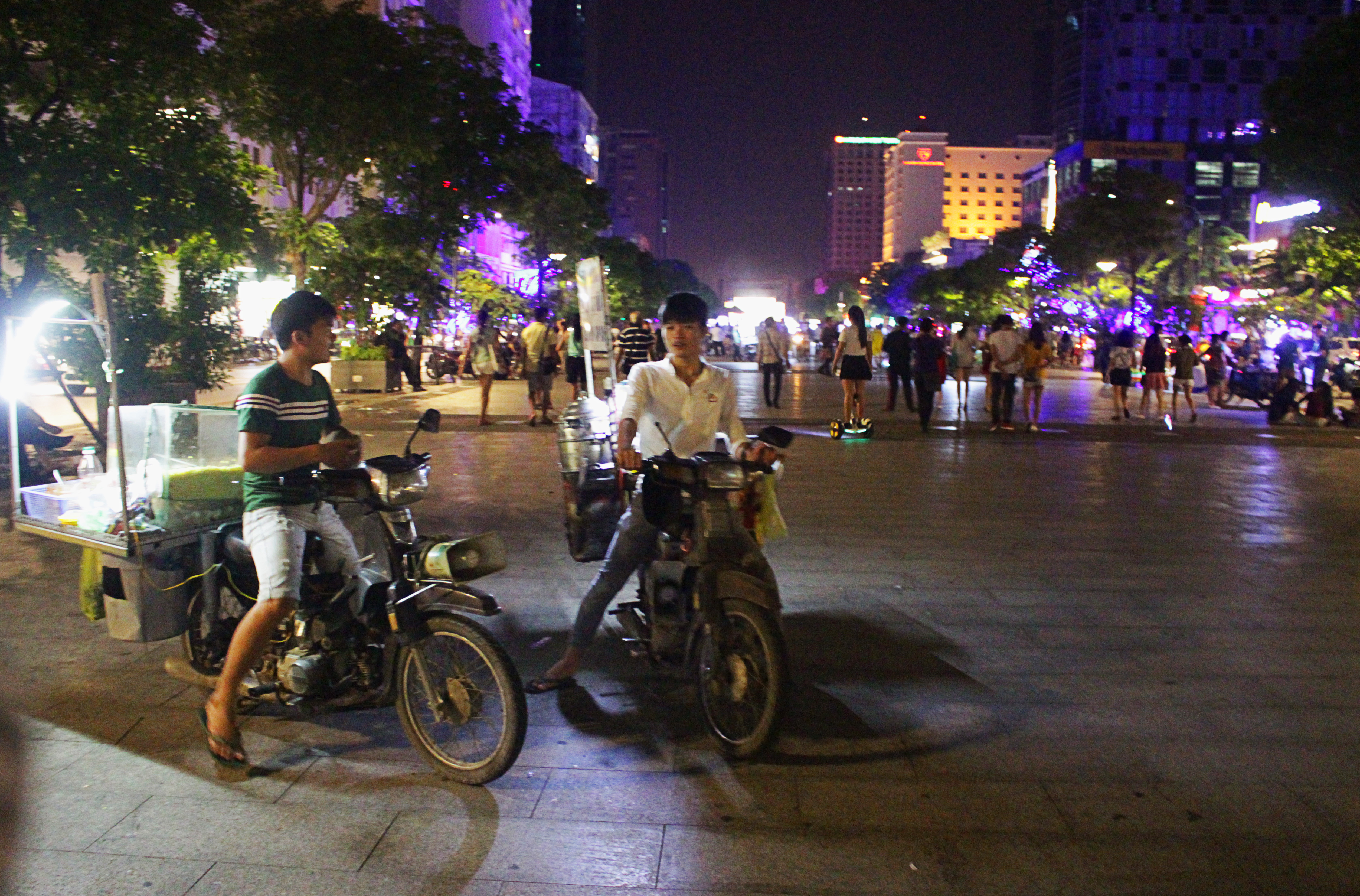 
Sau khi lực lượng chức năng rời khỏi, đ&ocirc;̣i qu&acirc;n hàng rong nhanh chóng quay trở lại bu&ocirc;n bán t&acirc;́p n&acirc;̣p. M&ocirc;̣t người bán hàng rong chia sẻ: Người ta đu&ocirc;̉i thì mình giả b&ocirc;̣ chạy cho có l&ecirc;̣ th&ocirc;i, khi nào lực lượng chức năng rút thì chạy ra bán ti&ecirc;́p. Ở đ&acirc;y, cả trăm người bán hàng rong như v&acirc;̣y, lực lượng chức năng mu&ocirc;́n phạt cũng kh&ocirc;ng phạt n&ocirc;̉i đ&acirc;u.
