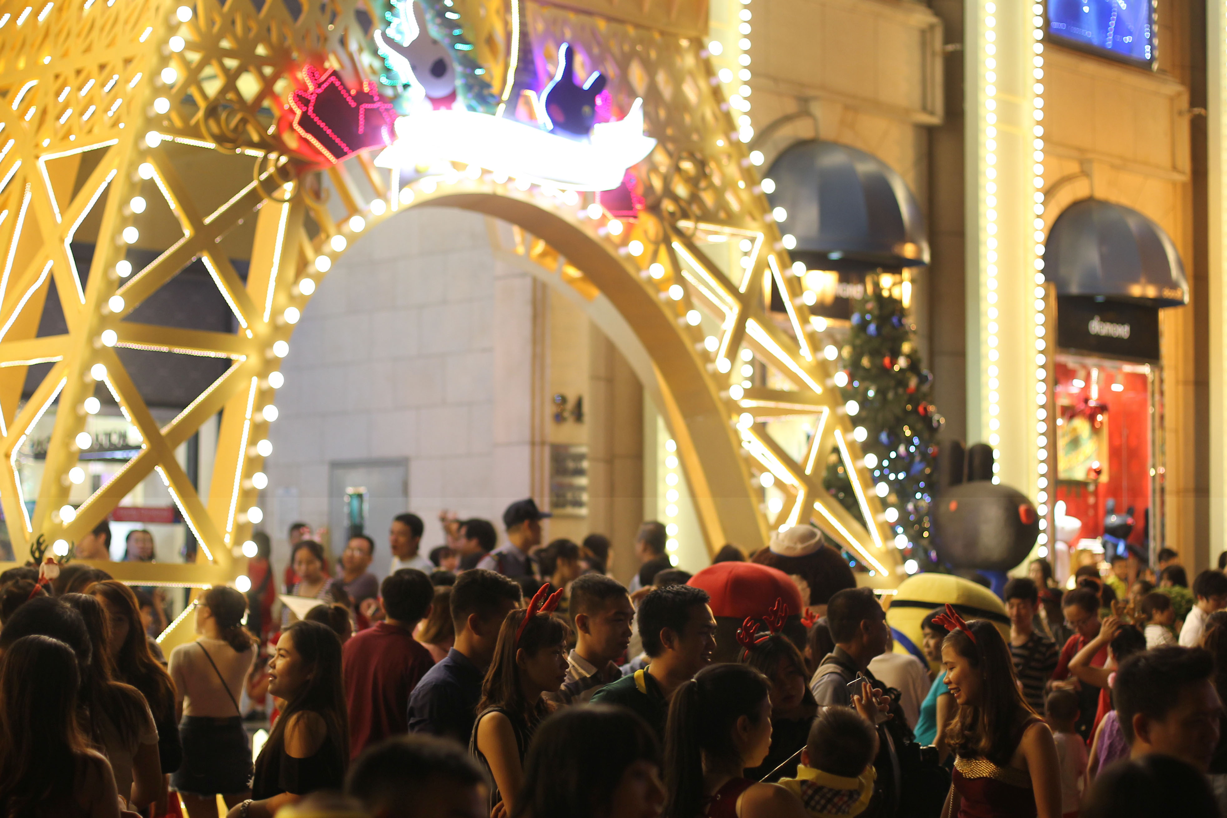 Ngay ở mặt tiền còn có ngọn tháp Eiffel được trang trí rất nhiều màu sắc. Những ánh đèn lung linh khiến nơi đây là điểm đến chụp ảnh của rất nhiều bạn trẻ Sài Gòn.