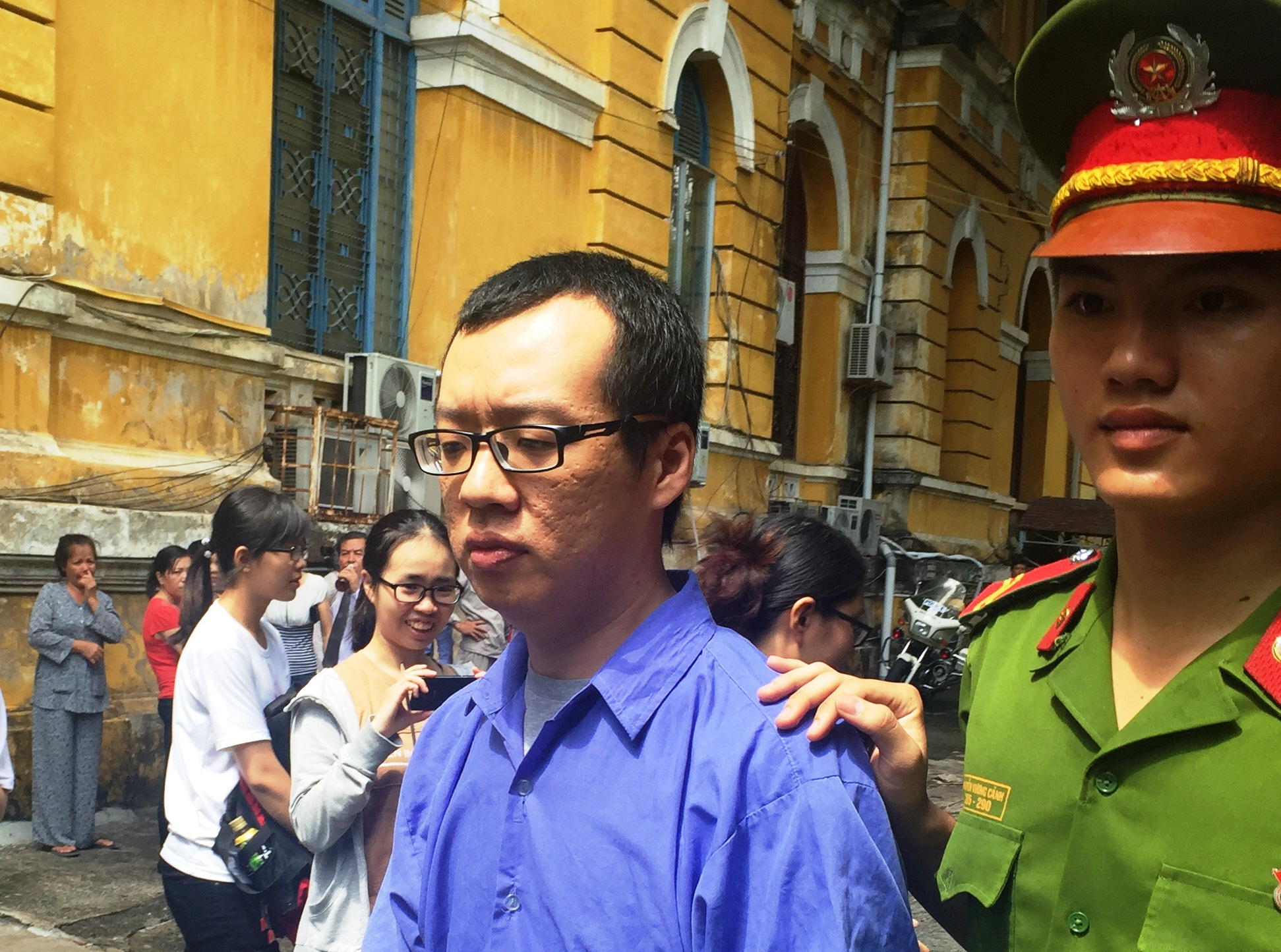 Một người nước ngoài lãnh án vì xài thẻ tín dụng giả