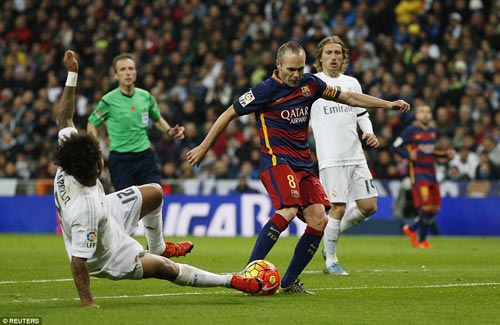 Iniesta kịp bình phục sẽ là động lực cho tuyến giữa của Barca trước trận siêu kinh điển Ảnh: REUTERS