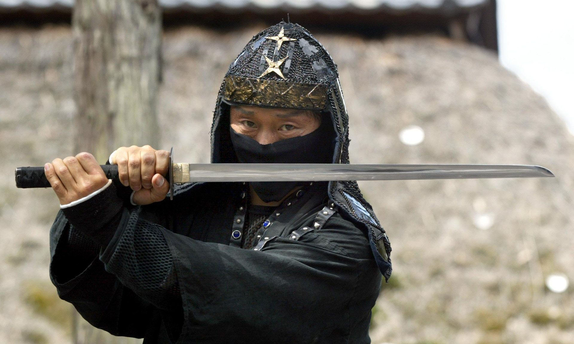 Ninja bước ra từ bóng tối
