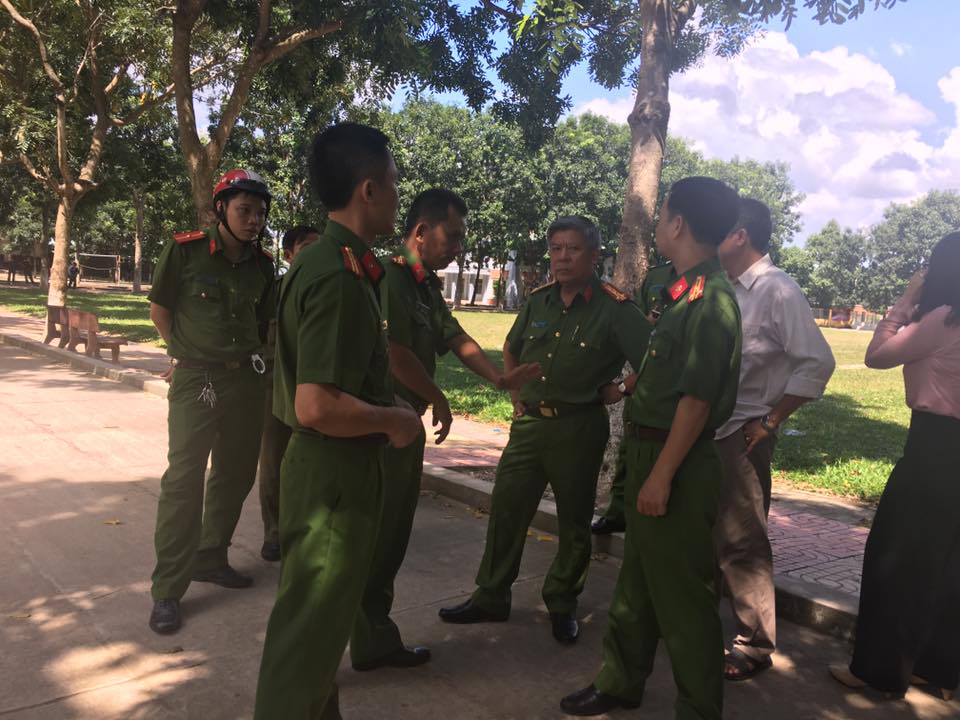 Đại tá Nguyễn Văn Thời, Phó Giám đốc Công an tỉnh BR-VT (giữa) đang chỉ đạo lực lượng duy trì ổn định tại trung tâm và tìm kiếm các học viên bỏ trốn