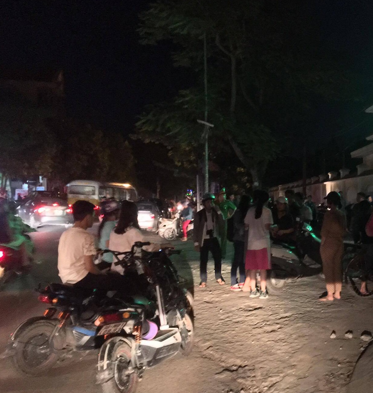 Cần cẩu đổ sập vào trường học, 1 học sinh tử vong tại chỗ