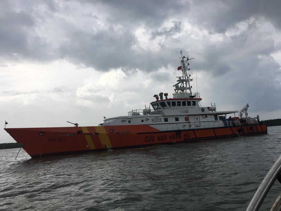 SAR 413 trực tiếp tìm kiếm tại hiện trường. Vị trí sa lan chìm khoảng 28 m
