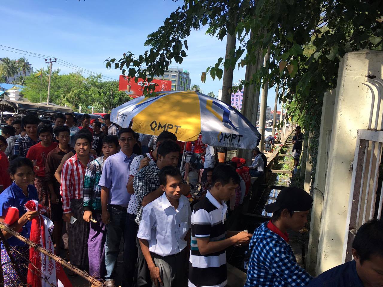 Người hâm mộ Myanmar xếp hàng rất trật tự chờ đến lượt mua vé